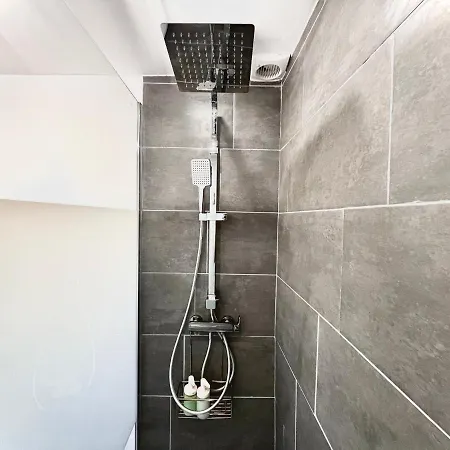 House -rooftop&jacuzzi -stayinseville *
